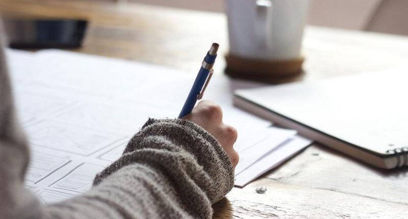 Élève faisant un devoir.